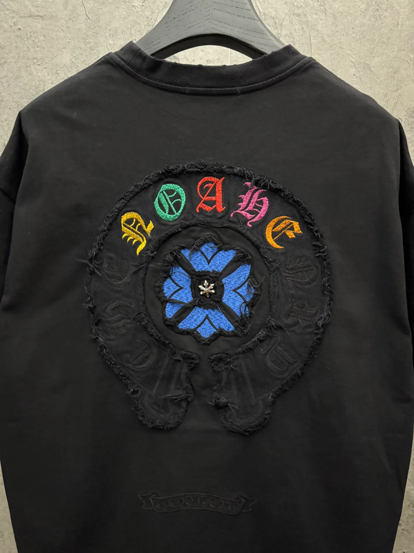 P230 top version, real shot without P, ​​different from market currency) 𝗖𝗵𝗿𝗼𝗺𝗲 𝗛𝗲𝗮𝗿𝘁𝘀/Croxin 2026 spring new original single counter American patch embroidered couple short sleeves 👑The highest version! Customized fabric 320 grams, patch embroidery, best-selling model at the counter, very comfortable to wear. Accessories: original molded and authenticated collar label ➕ 100% silk wash water label. Genuine purchase-grade original hangtag➕matching hanging rope➕3D hanging beads➕original packaging bag. Craftsmanship: The original version has consistent wiring! The highest version of the armhole matching technique! Color: White Black Size: S M L XL Style No.: 6610